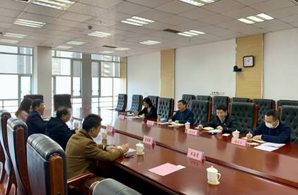 会议室里的人们 描述已自动生成