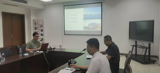 说明:一些人在房间里 中度可信度描述已自动生成