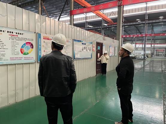 男人站在火车旁走 中度可信度描述已自动生成