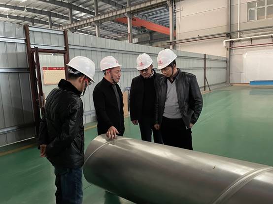 图片包含 人, 室内, 建筑, 男人 描述已自动生成