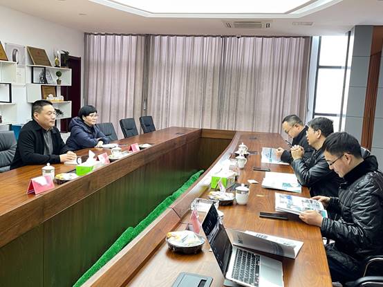 会议室里的人们 描述已自动生成